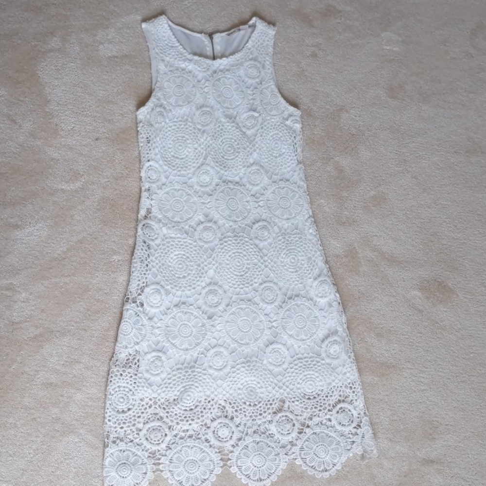 Fashion On Earth scalloped lace dress